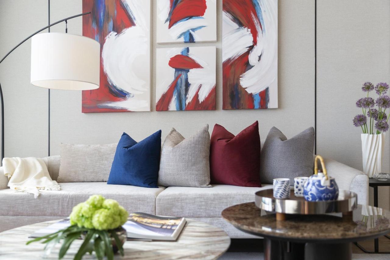 Ascott Embassy Sathorn Bangkok 호텔 외부 사진 A living room with a sofa and a coffee table