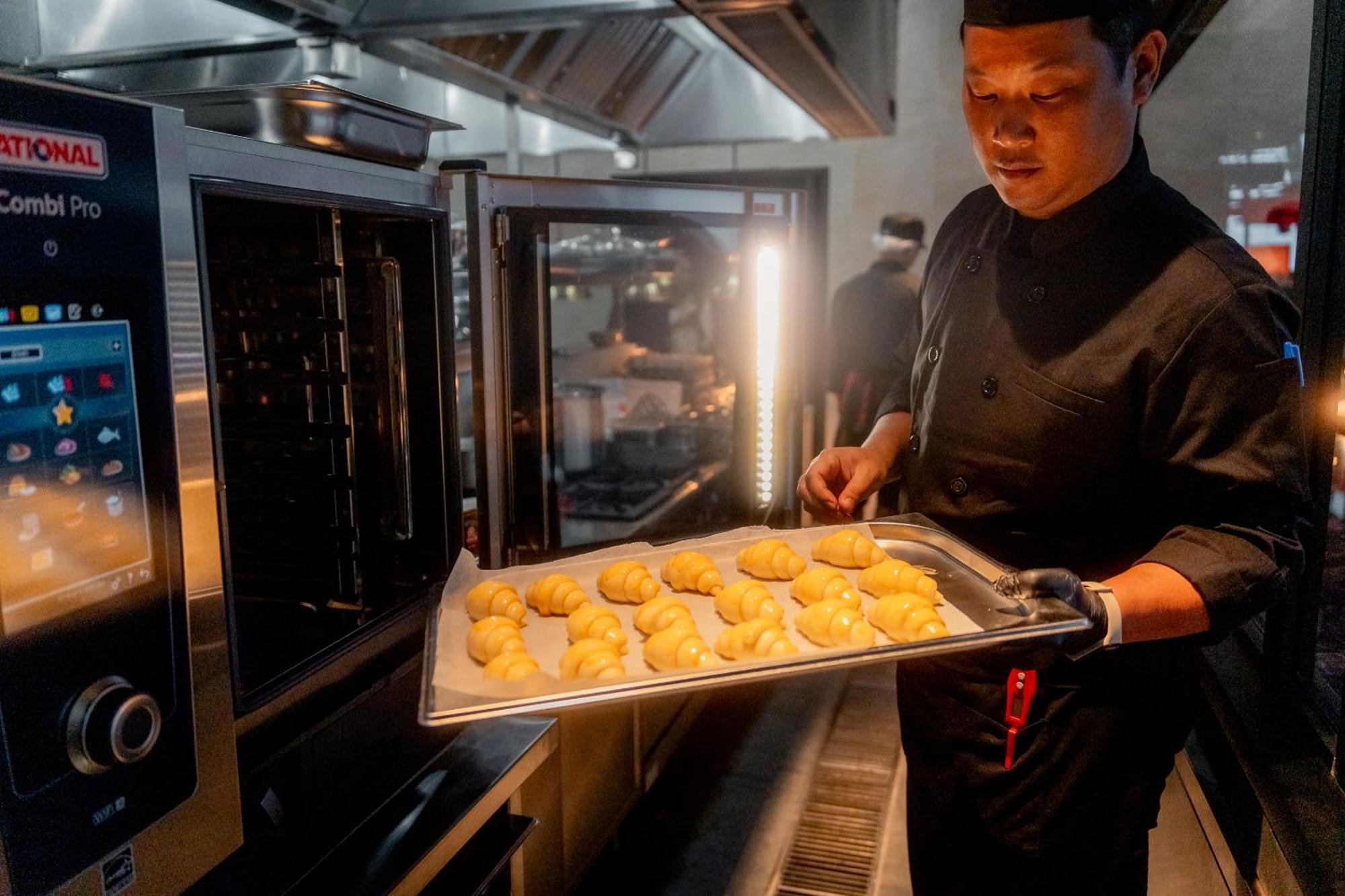 Ascott Embassy Sathorn Bangkok 호텔 외부 사진 A sous chef at work