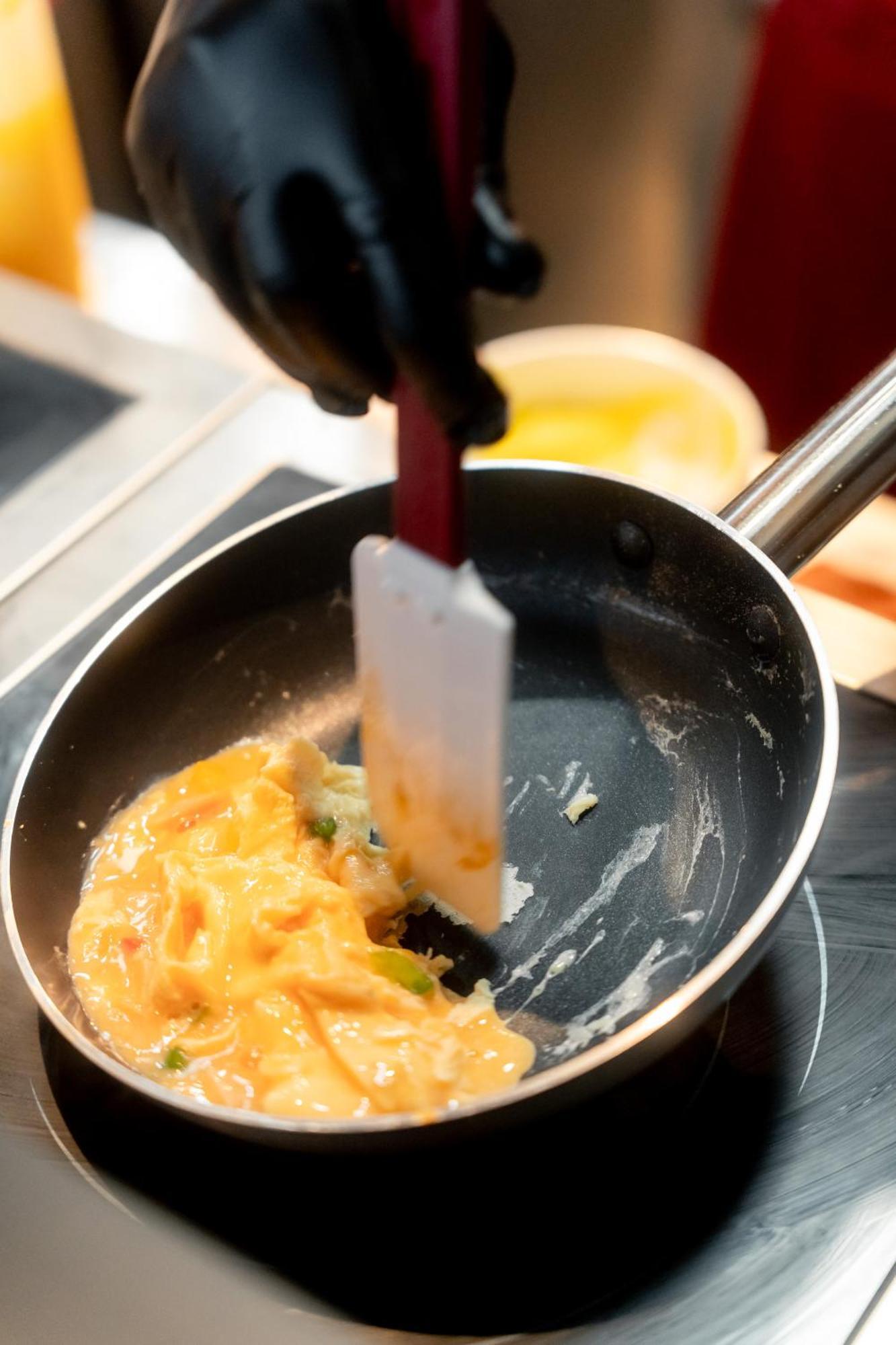 Ascott Embassy Sathorn Bangkok 호텔 외부 사진 Preparation of an omelette