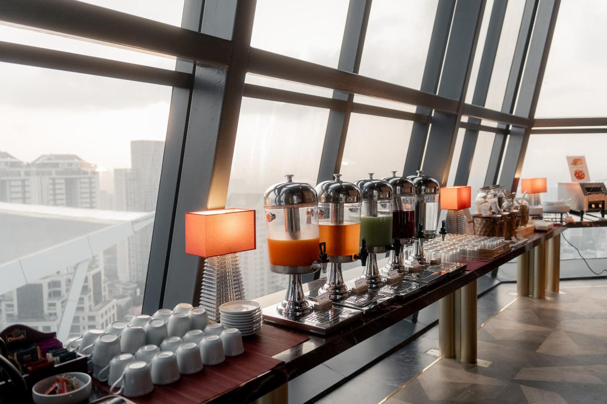 Ascott Embassy Sathorn Bangkok 호텔 외부 사진 The bar at the 83rd floor