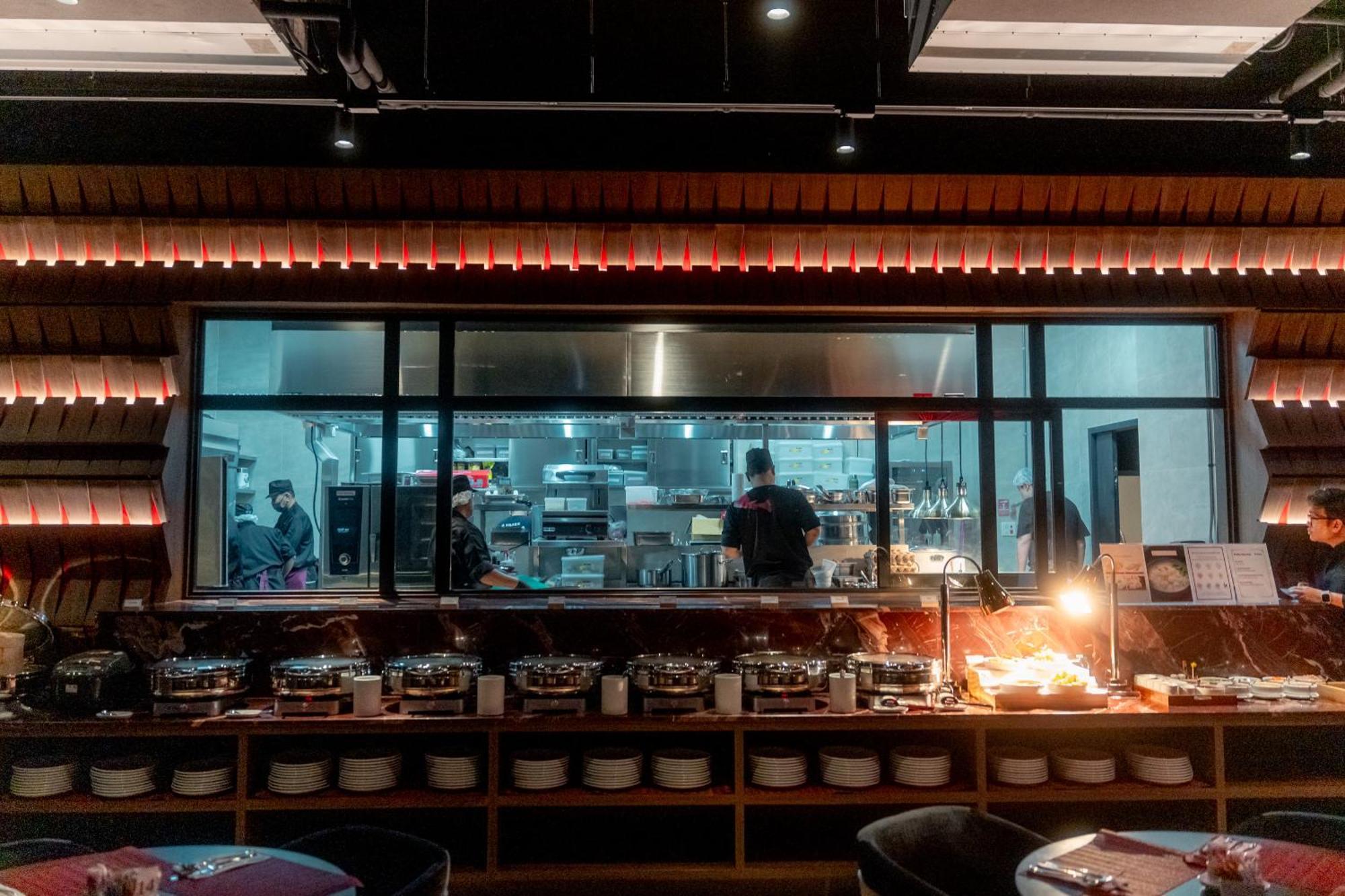 Ascott Embassy Sathorn Bangkok 호텔 외부 사진 The open kitchen at the restaurant