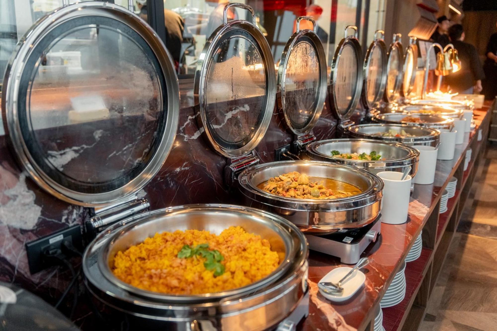 Ascott Embassy Sathorn Bangkok 호텔 외부 사진 A chafing dish buffet