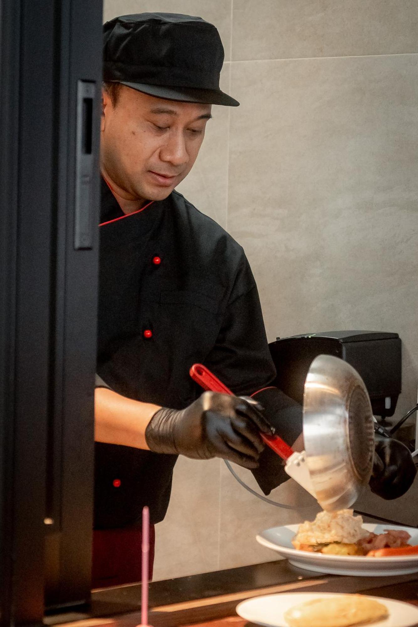 Ascott Embassy Sathorn Bangkok 호텔 외부 사진 A waiter writing down an order