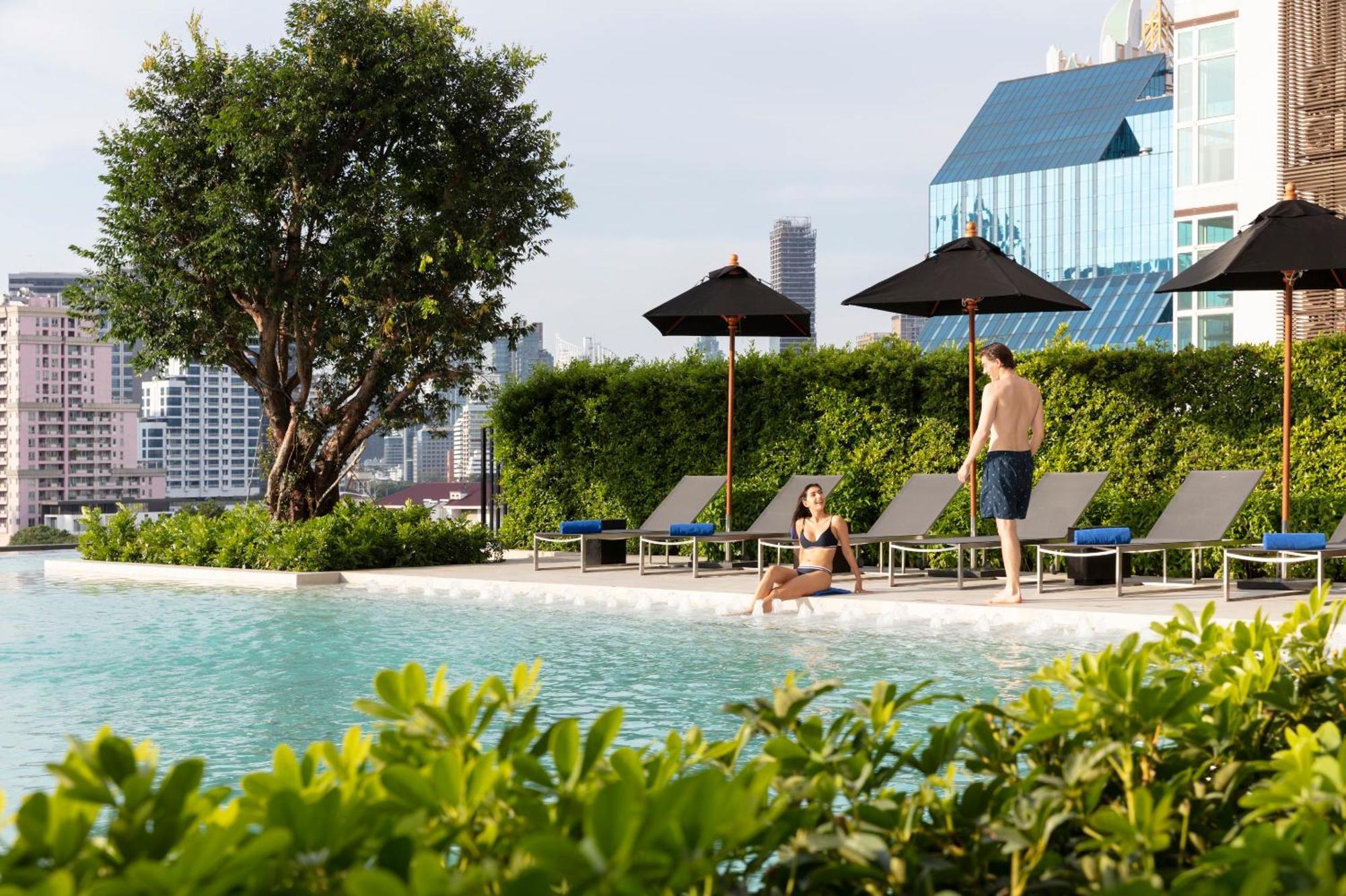 Ascott Embassy Sathorn Bangkok 호텔 외부 사진 The swimming pool at the hotel